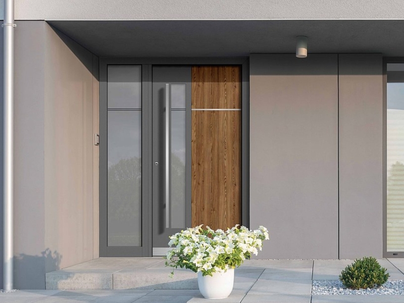 Stimmungsaufnahme Gaulhofer Alu-Haustüre grau mit Holzeinsatz mit verglastem Seitenteil in grauem Hauseingang | BWE Unterschleißheim